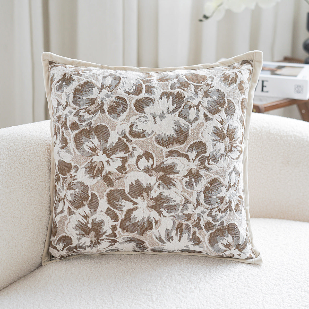 Dekoratives Kissen mit floralem Print