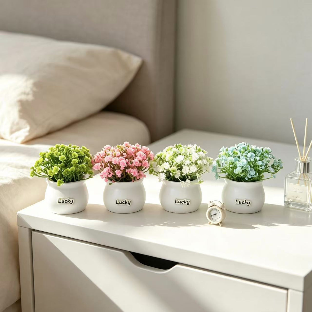 Lebensnahe Miniatur-Blumenarrangement im Topf