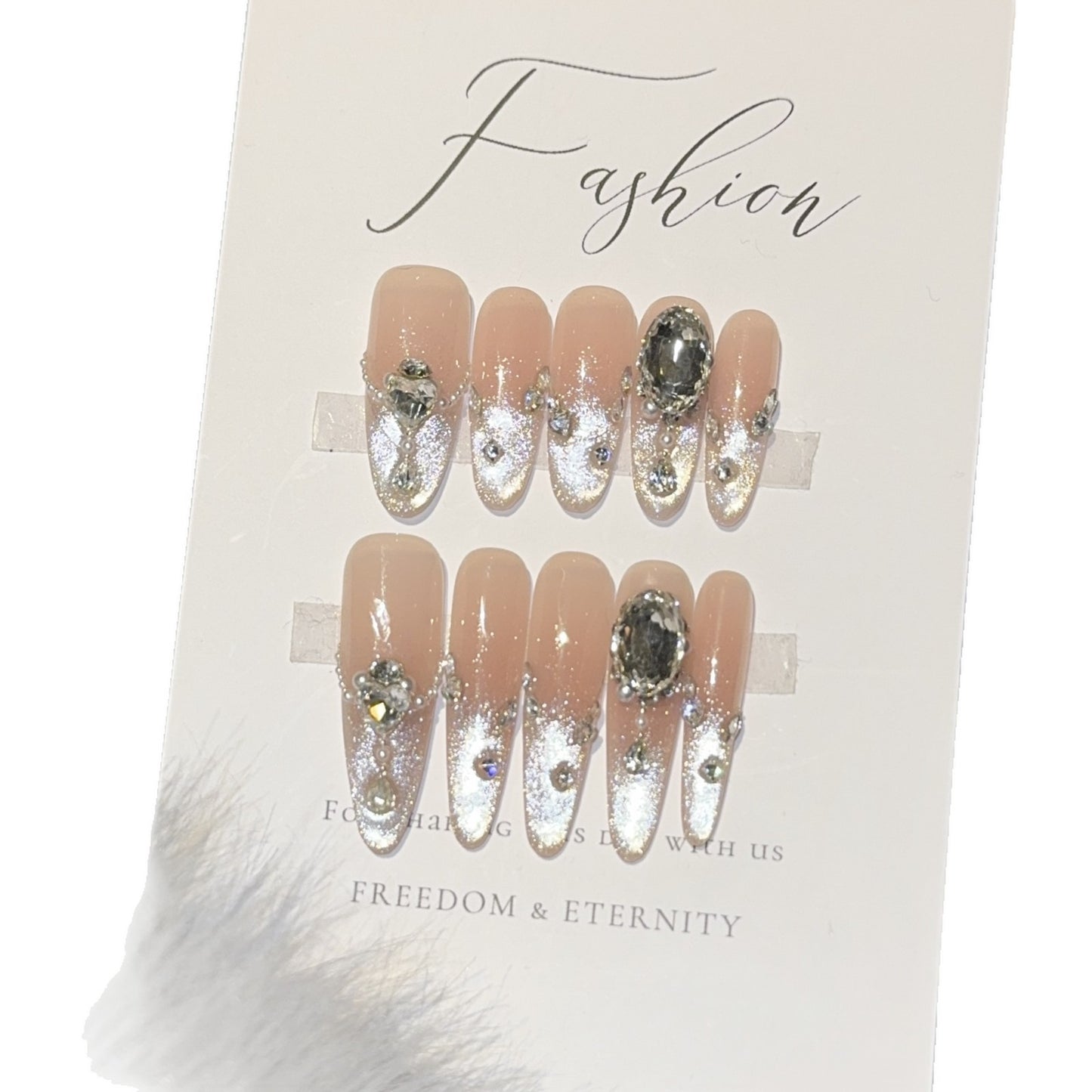 Glamouröse Kunstnagelspitzen mit Strass-Akzenten Brehn