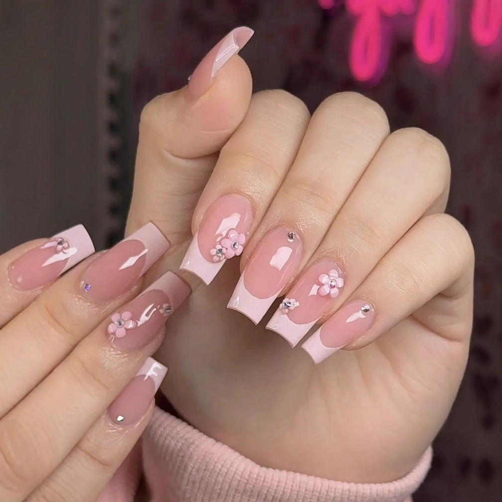 Kunstnagelset mit eleganten 3D-Blüten und glamourösen Strassakzenten Brehn