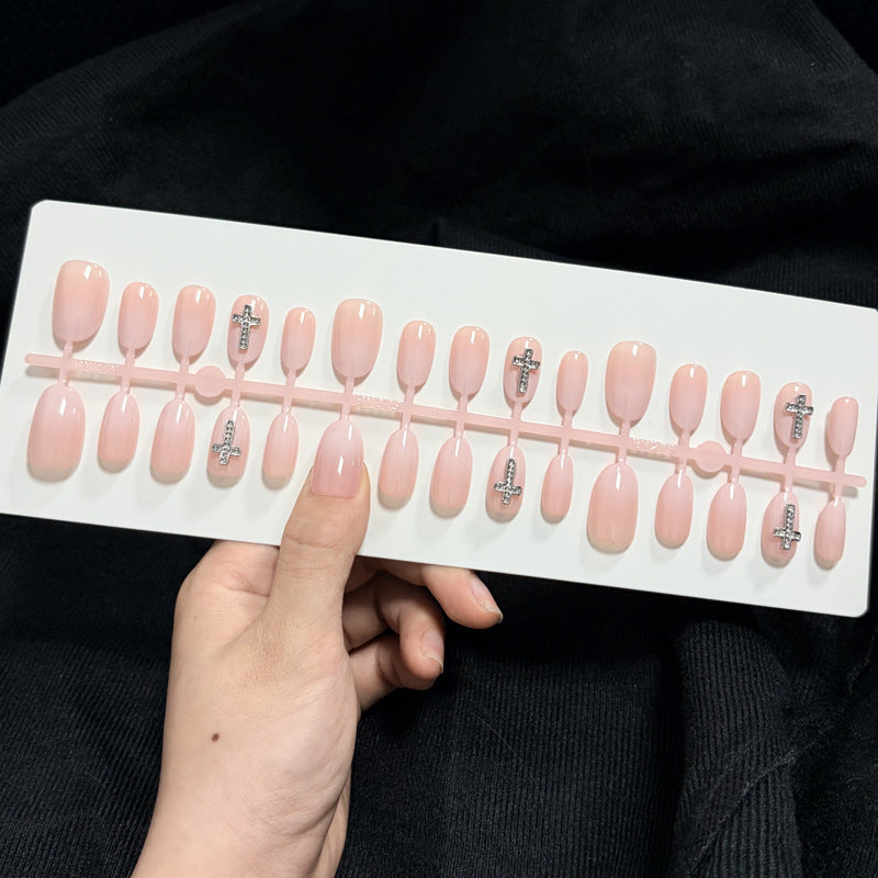 Elegante Press-On-Nagelkunst mit Kreuzdesign Brehn