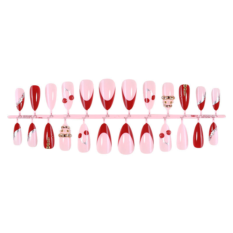 Kunstnagelset mit glamourösen Akzenten und fröhlichen Mustern Brehn