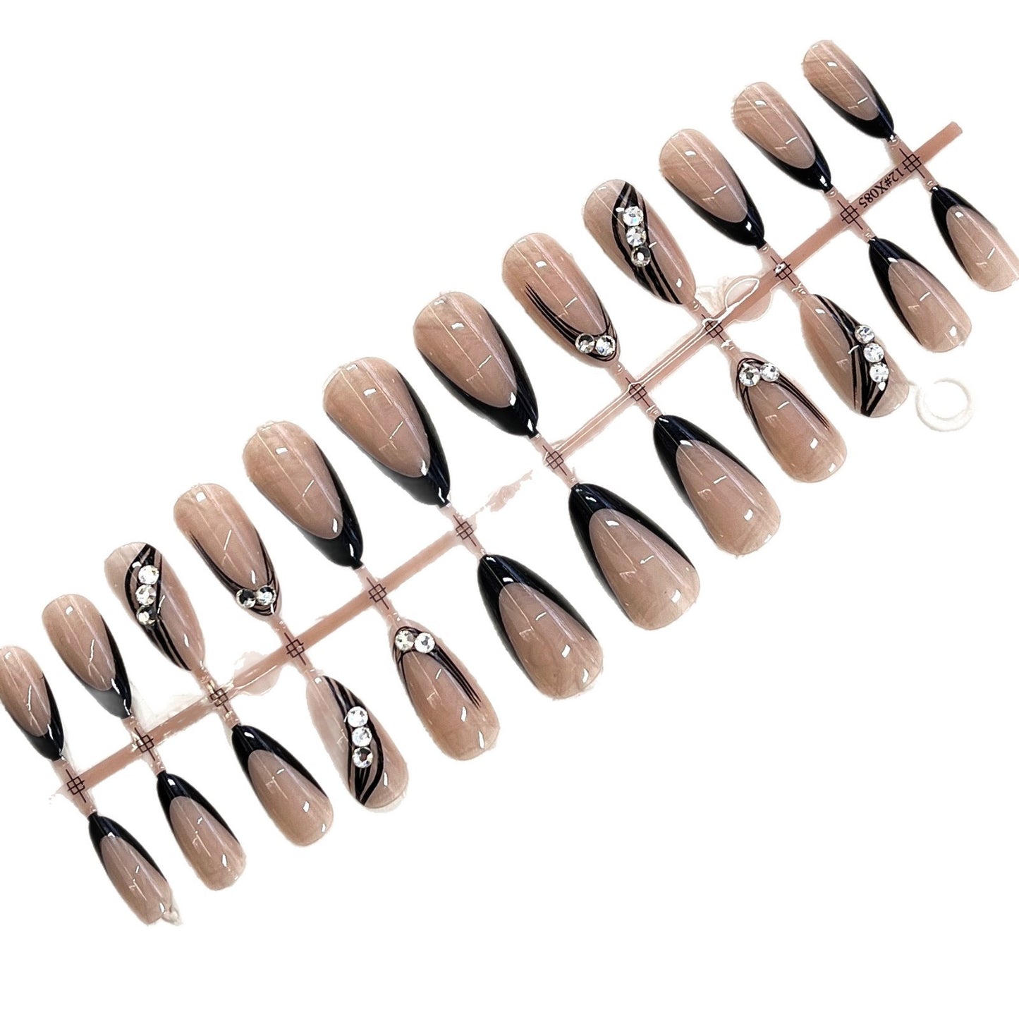 Elegantes Press-On-Nail-Design mit Strassakzenten Brehn