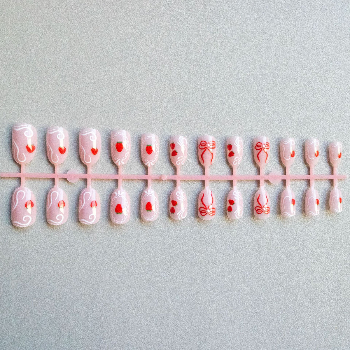 Künstlerisches Erdbeer-Nagelkunst-Set