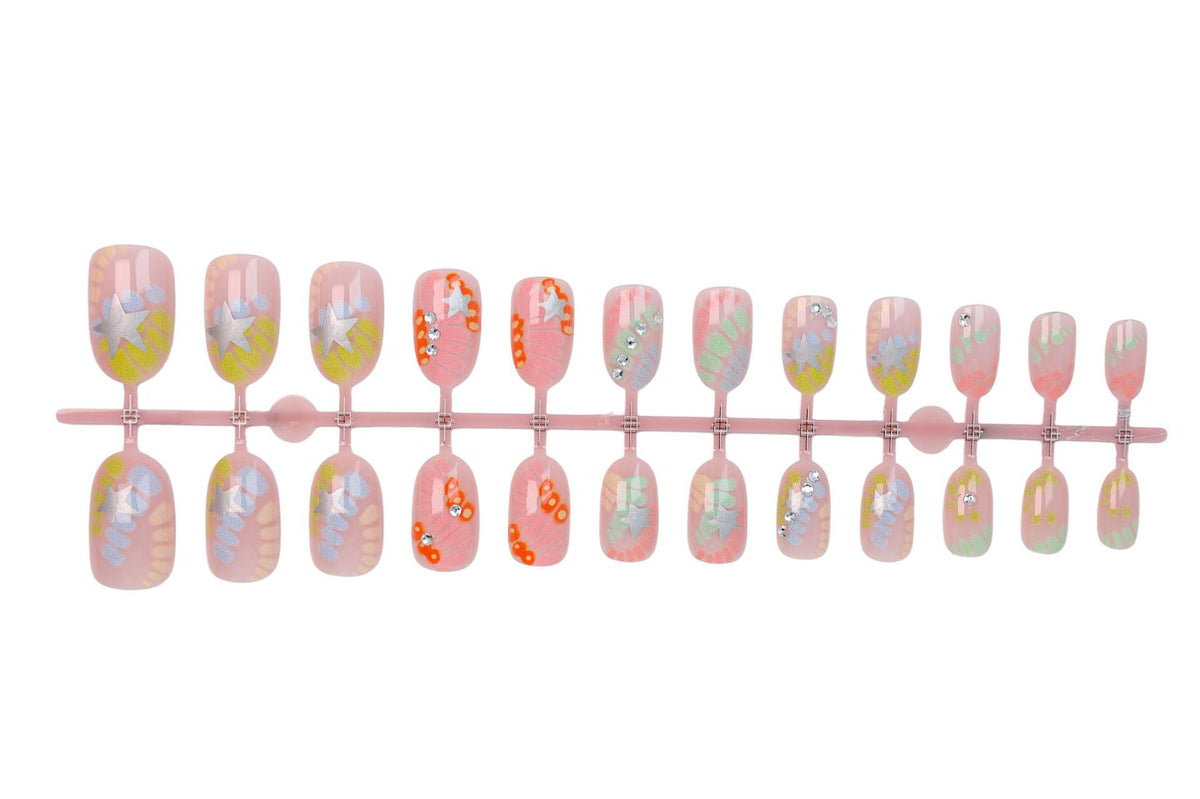 Kunstnagelset mit kreativen Designs und Glitzerakzenten Brehn