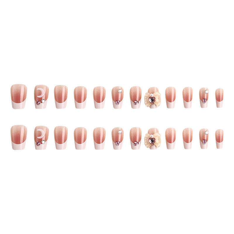 Kunstnagelset mit eleganten Blütenverzierungen und Glitzerakzenten Brehn