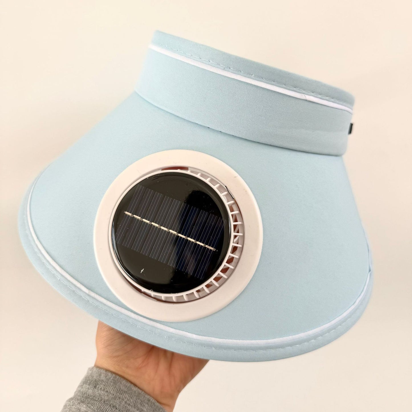 Leichtgewichtiger faltbarer Sonnenschutz mit integriertem Solarmodul und leisem Ventilator Brehn