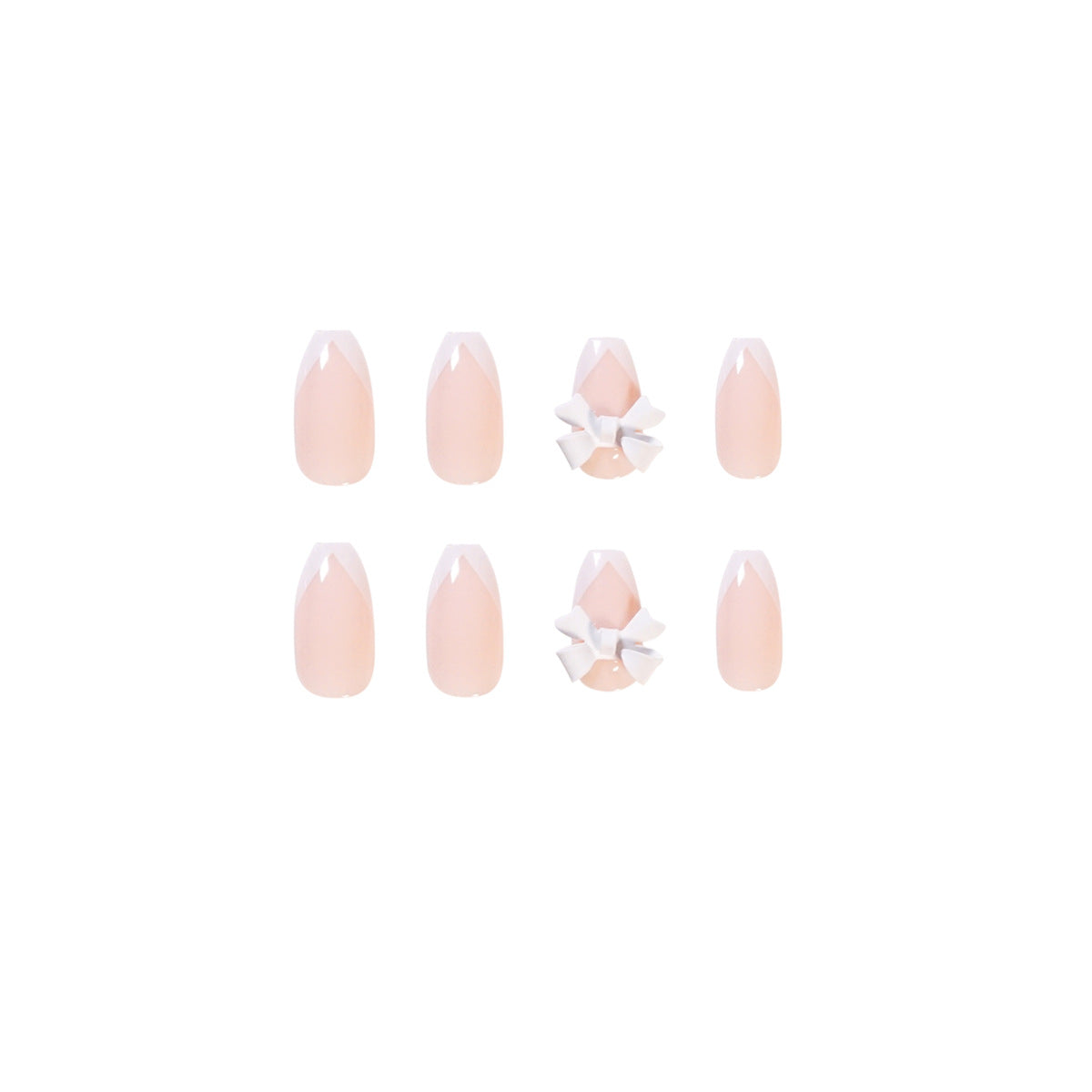 Elegante Kunstnägel mit durchscheinendem French-Tip und dekorativen Blütenakzenten Brehn