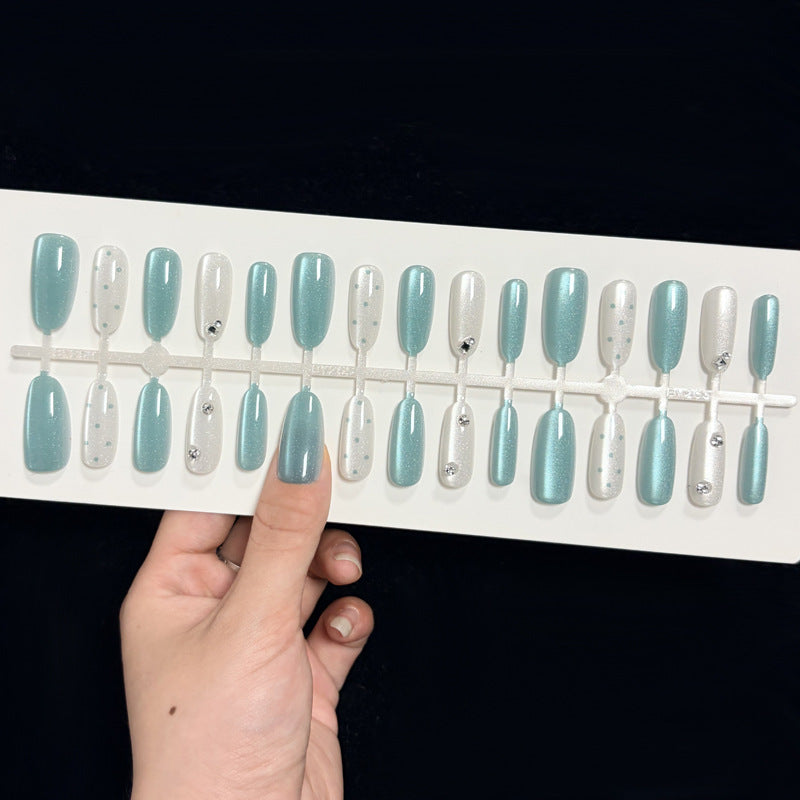 Künstlerisches Press-On Nageldesign mit 3D Akzenten Brehn
