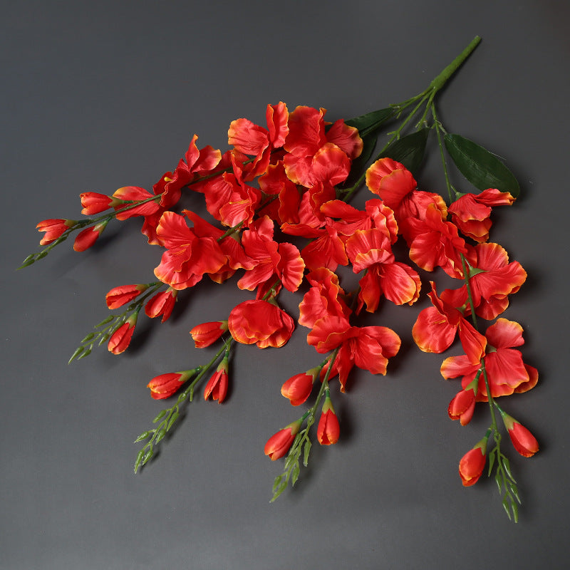 Lebensechte dekorative Blumenstrauß