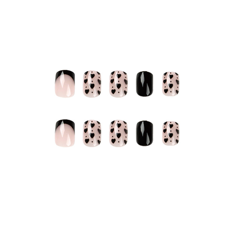 Kreative Nagelkunst mit Herzmotiven Brehn