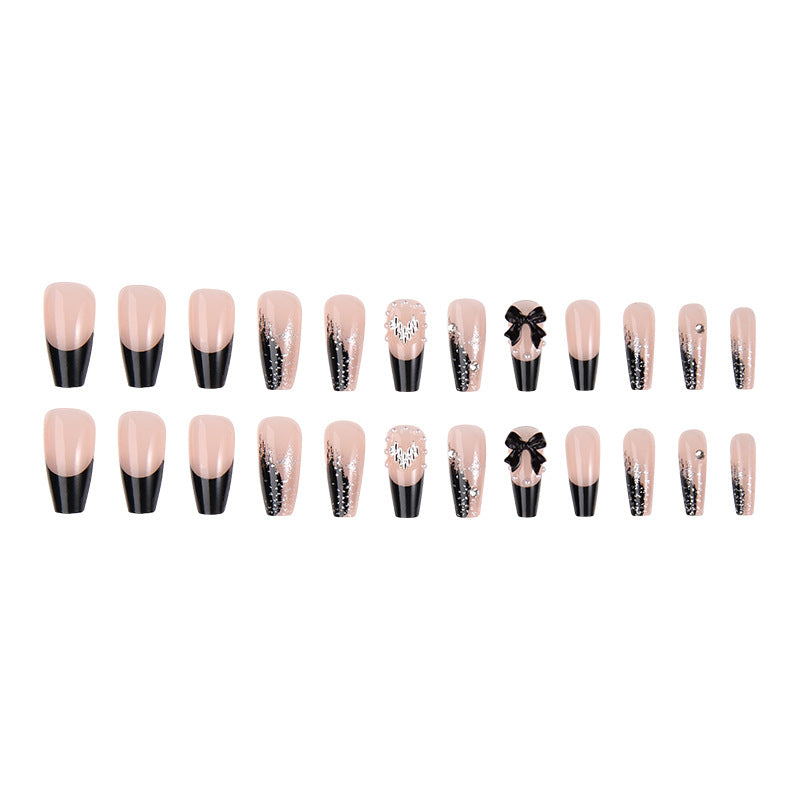 Kunstnagelset mit glamourösen 3D-Verzierungen und edlen Akzenten Brehn
