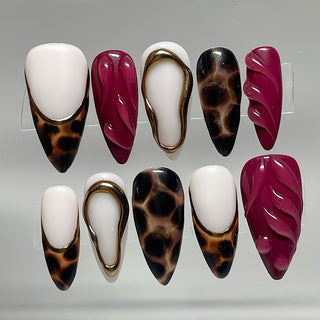 Dekorativer Stiletto Press-On Nagelset mit künstlerischen Mustern Brehn