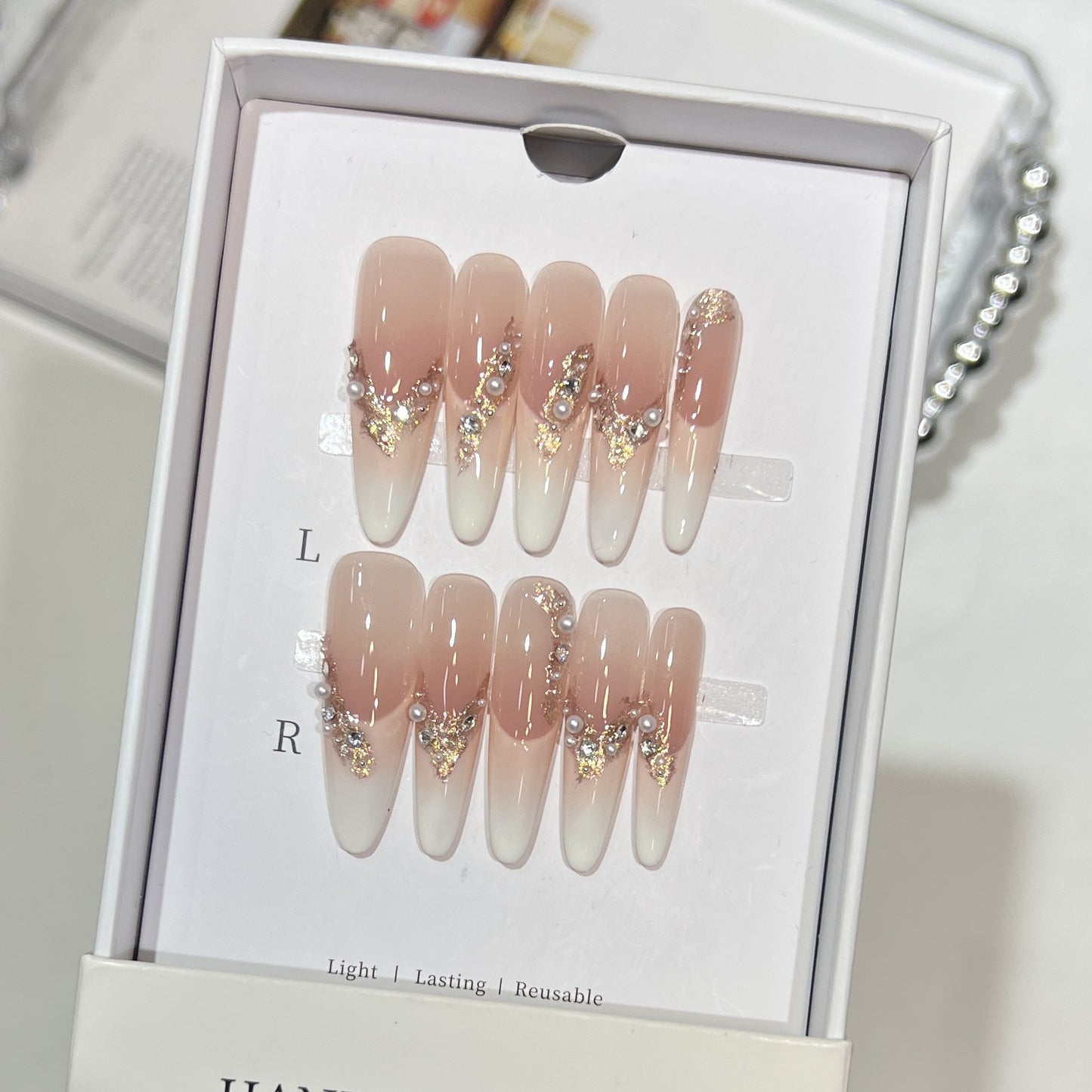 Elegantes Stiletto Press-On Nagelset mit Kristall- und Perlenakzenten Brehn