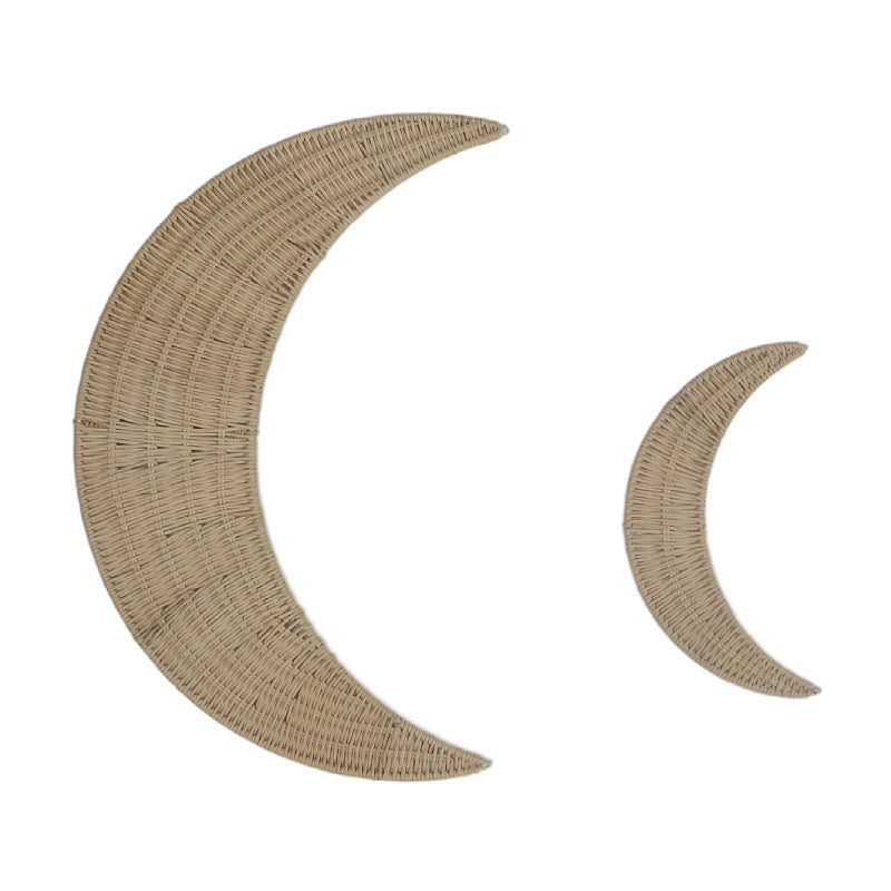 Wanddekoration aus handgewebtem Rattan im Monddesign Brehn