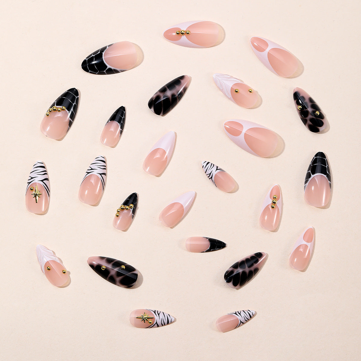 Elegante Stiletto Nagelkunstverlängerungen mit geometrischem Design Brehn