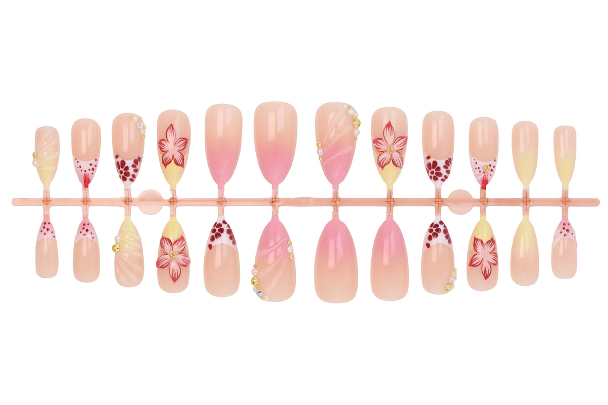 Kunstnagelset mit kreativen floralem Design und glitzernden Akzenten Brehn