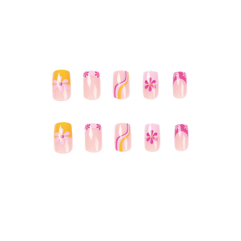 Kreative Nagelkunst mit floralem Design und bunten Akzenten Brehn