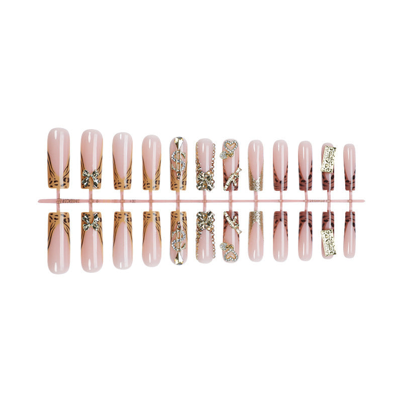 Kunstnagelset mit elegantem Dekor und Glitzer Brehn