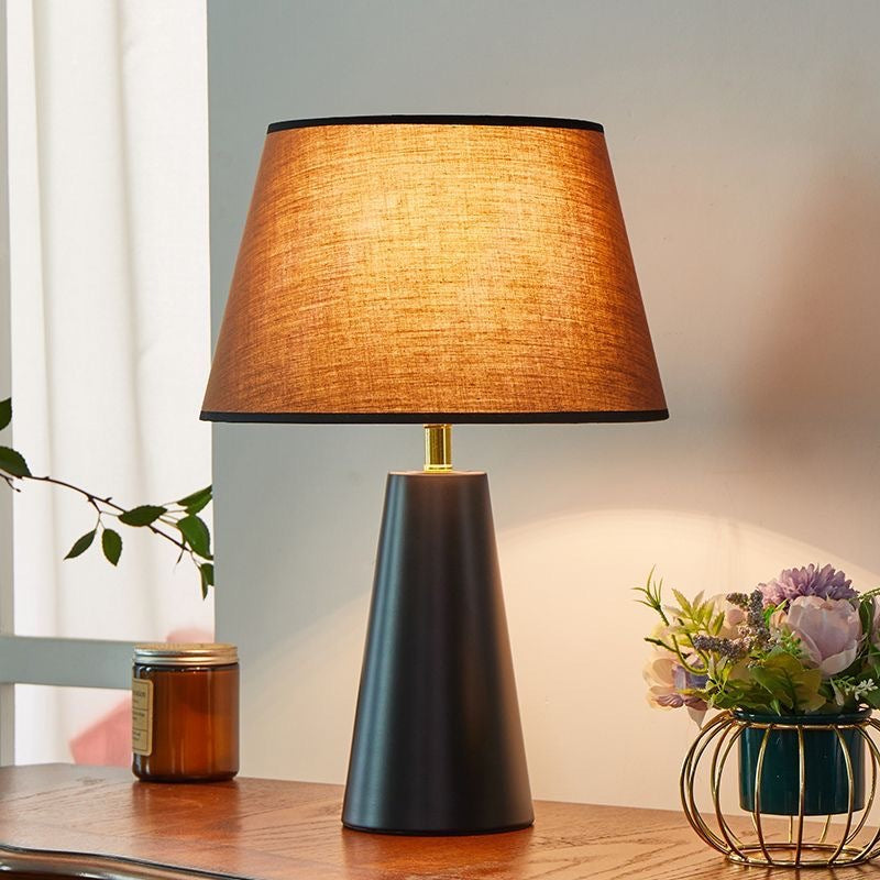 Zeitgenössische Tischlampe