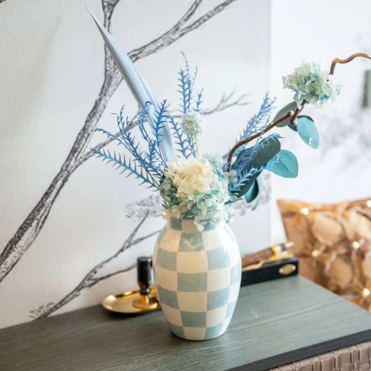 Dekorative Blumenarrangement mit Griffen