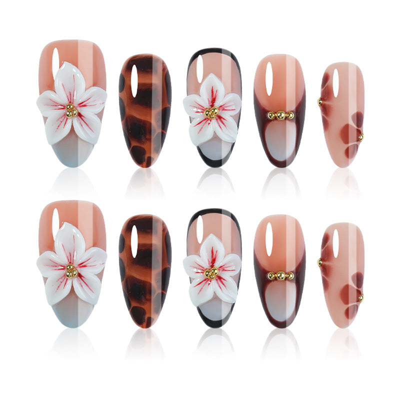 Kunstnagelset mit floralen Akzenten und eleganten Verzierungen Brehn