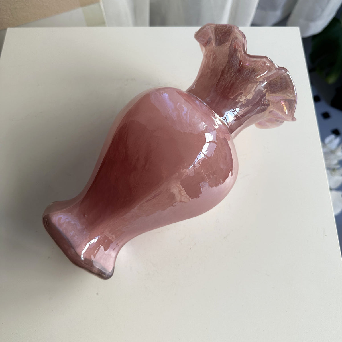 Handgeblasene Rüschenglasvase mit Ombre-Pink-Ivory-Finish Brehn