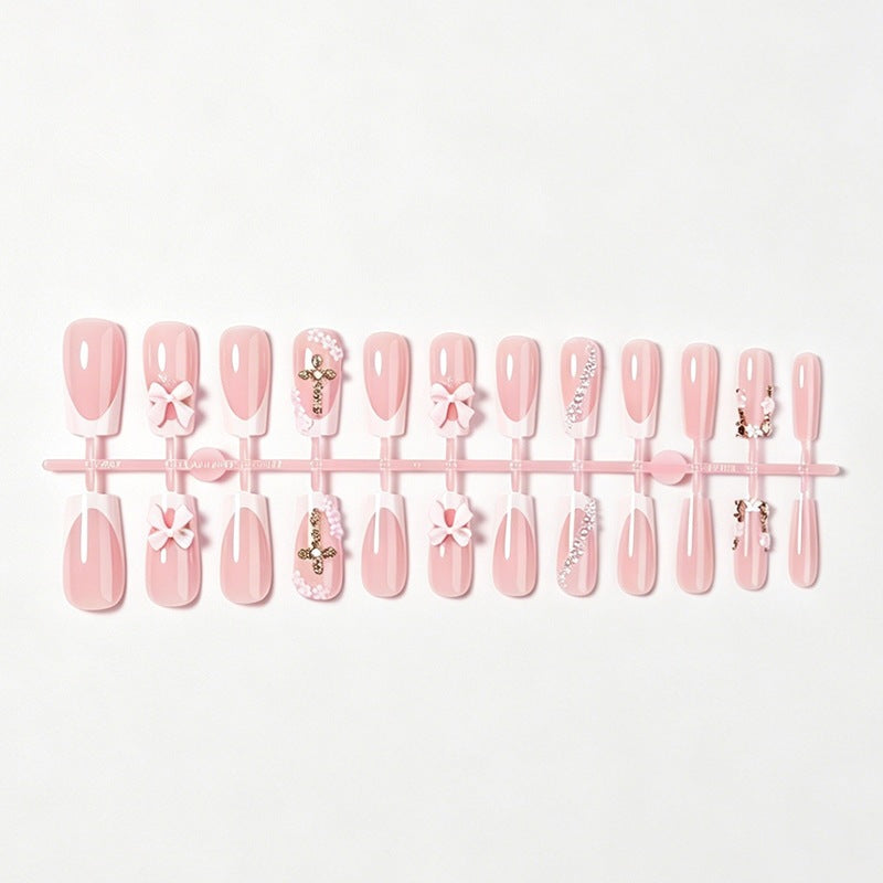Kunstnagelset mit glamourösen Blüten- und Perlenverzierungen Brehn