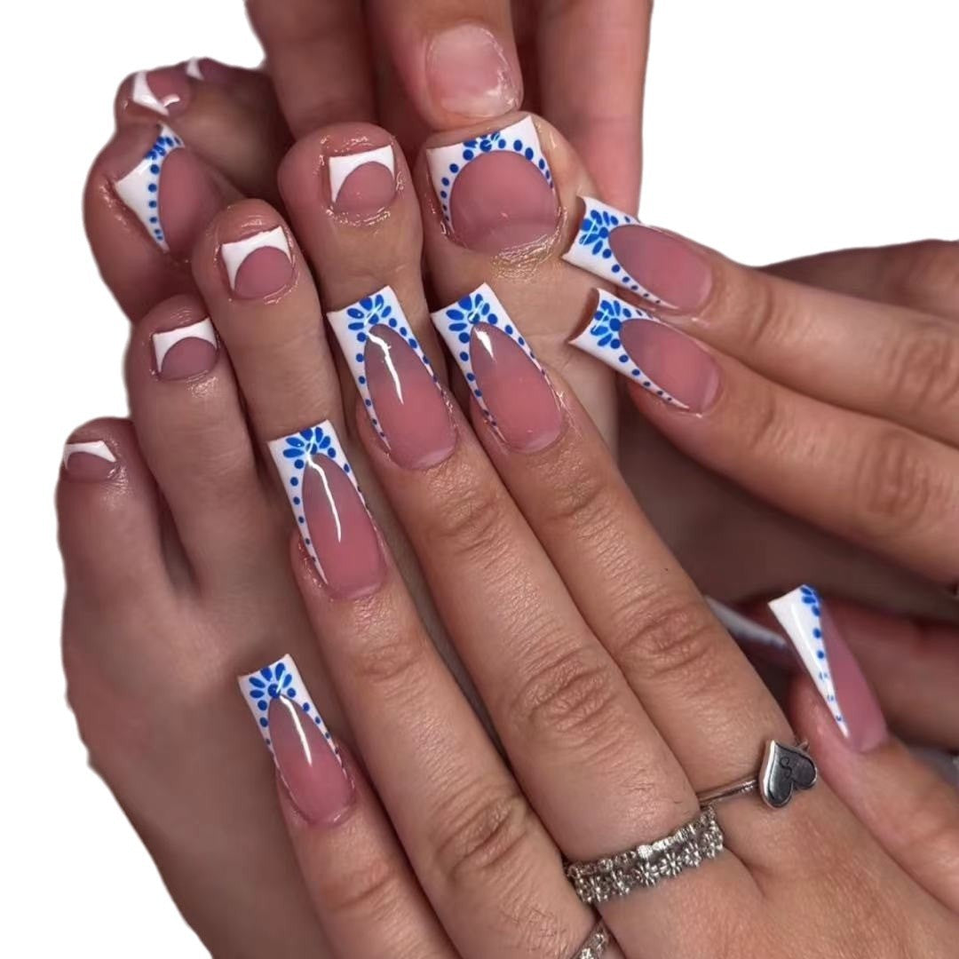 Künstlerische French Tip Nagelverzierungen Brehn