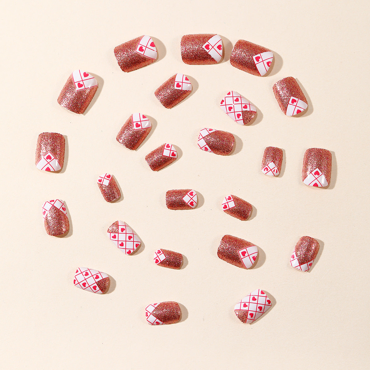 Stylische Herzmuster-Nagelkunst Brehn