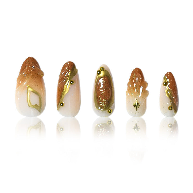 Luxuriöses Press-On-Nagelset mit kunstvollen goldenen Details Brehn