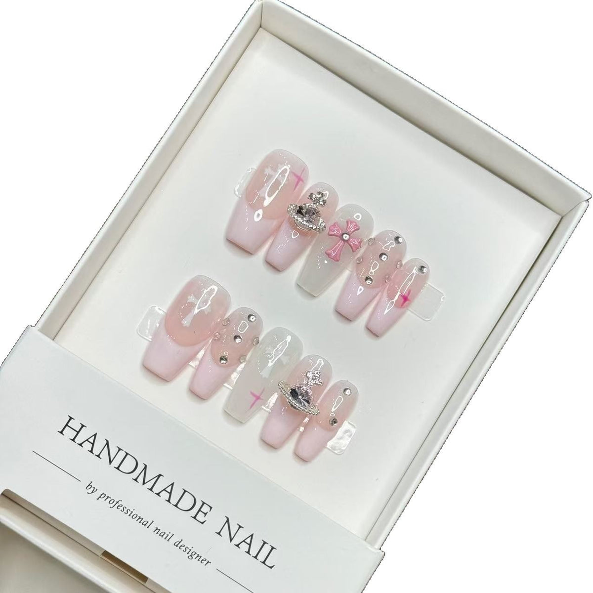 Dekorativer Press-On Nagelset mit eleganten Stickern und Juwelenelementen