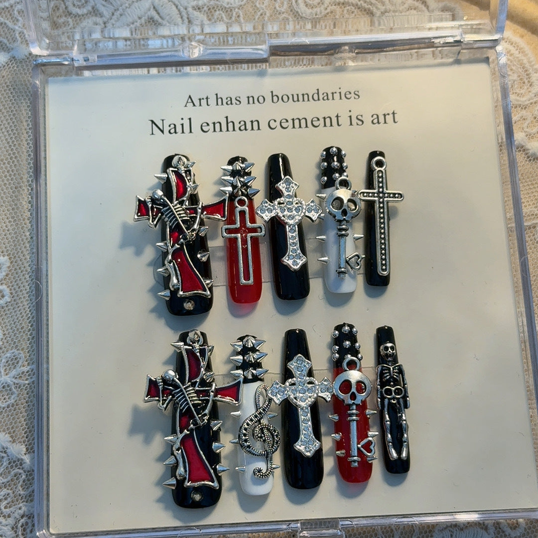 Gothic-inspirierte dekorative Nagelkunstverzierungen