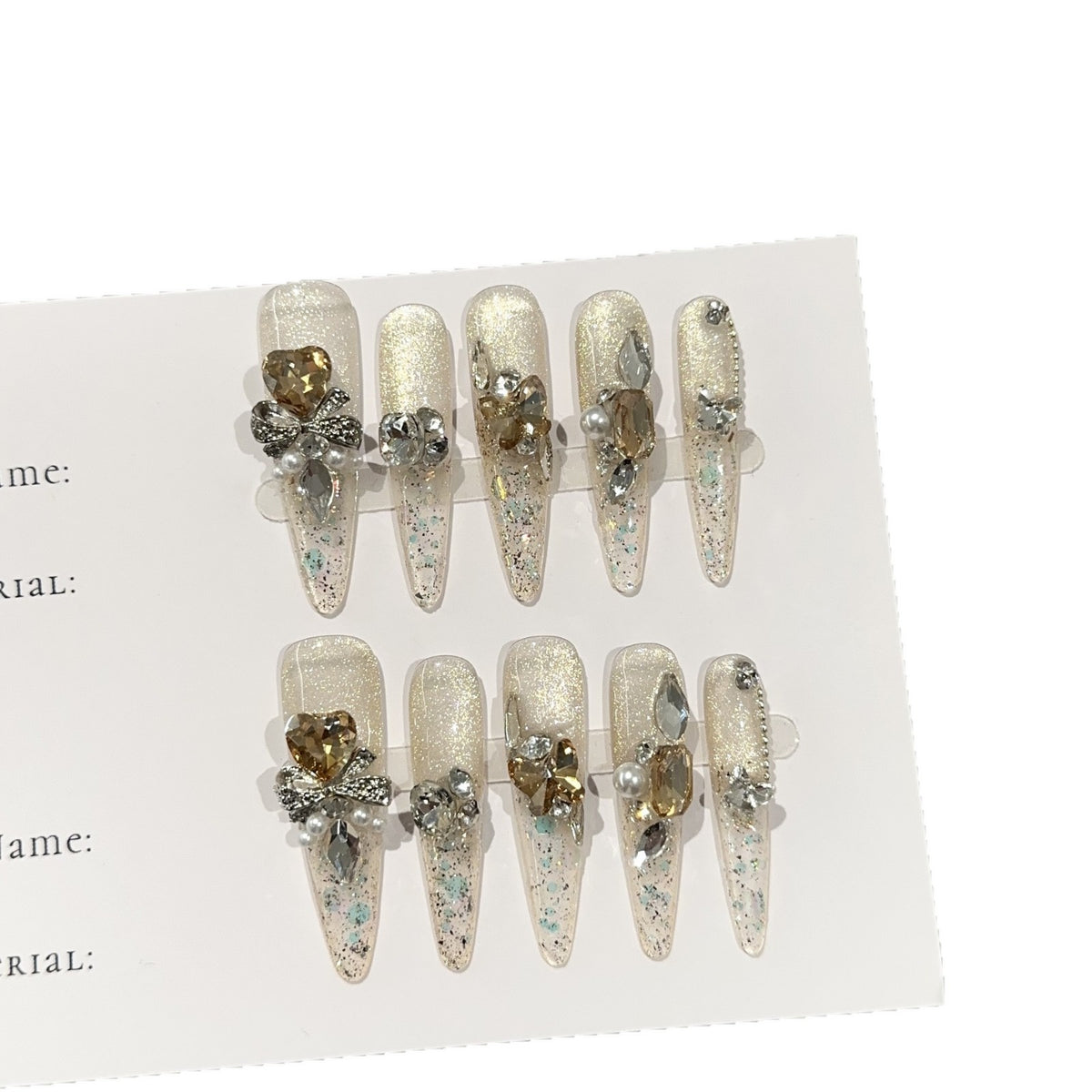 Eleganter Stiletto Press-On Nagelset mit Edelsteinakzenten