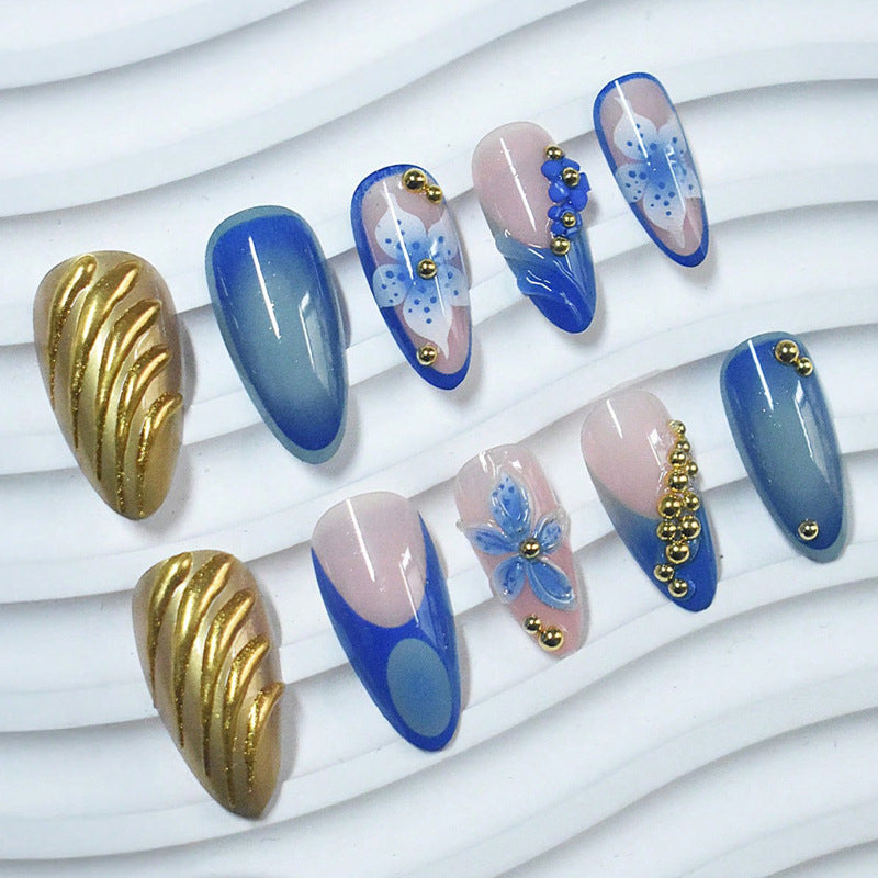 Künstlerische Press-On Nägel mit floralem und metallic Akzenten Brehn
