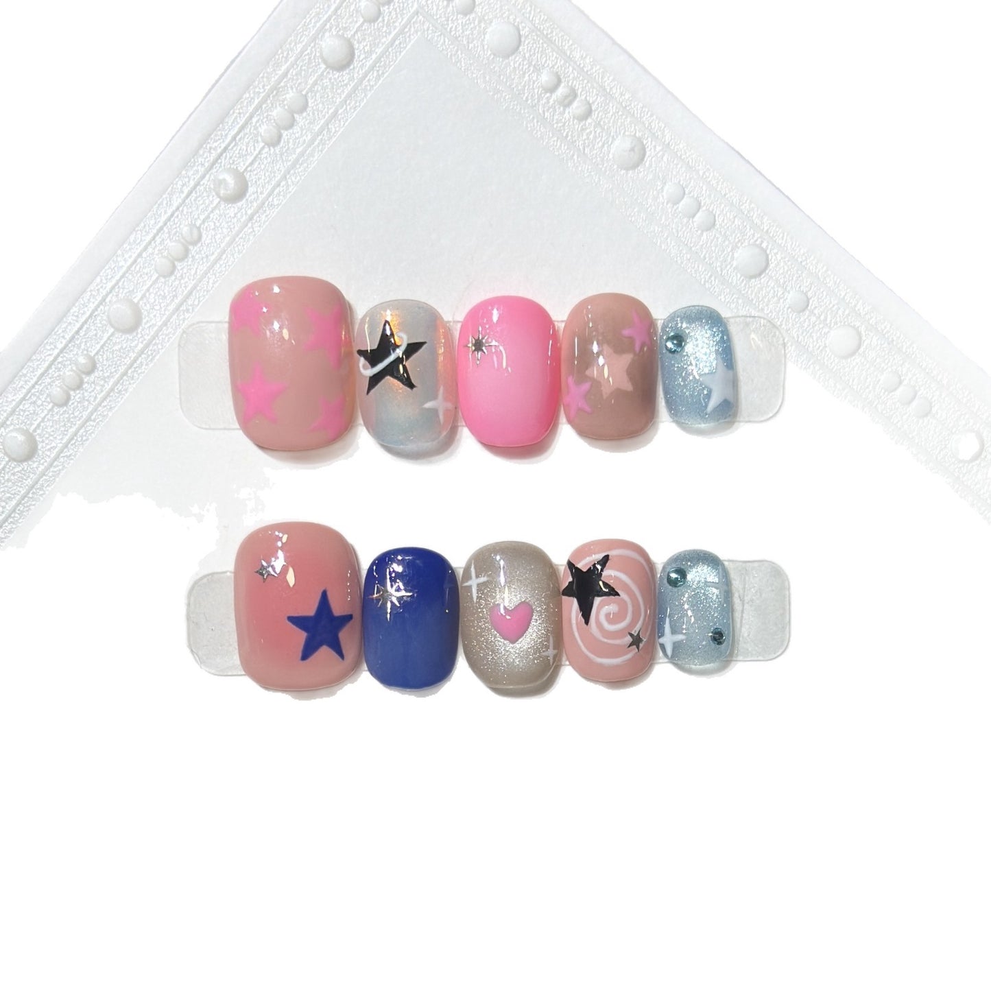 Dekoratives Nagelkunstset mit Stern- und Herzakzenten Brehn