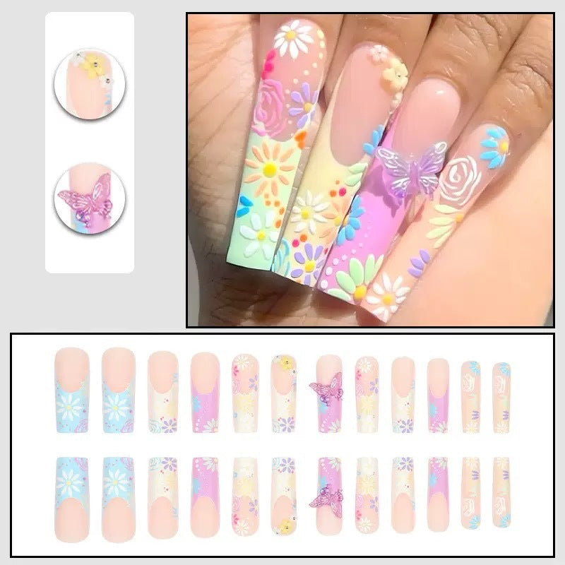 Kunstnägel mit floralen Motiven und 3D-Verzierungen Brehn