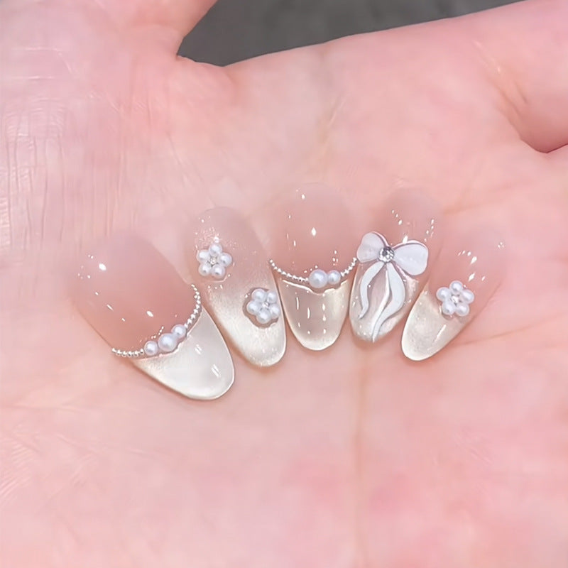 Dekoratives Press-On-Nagelset mit Perlen- und Blumenelementen Brehn