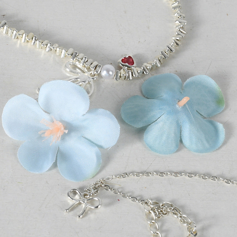 Blumenverziertes Haaraccessoire