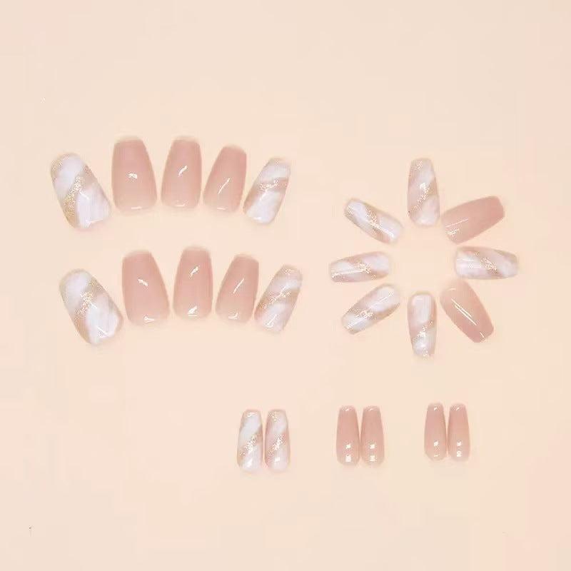 Elegante Kunstnagelspitzen mit glänzenden Goldakzenten Brehn