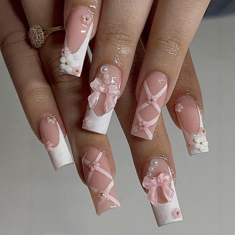 Kunstnagelset mit eleganten floralen Verzierungen Brehn