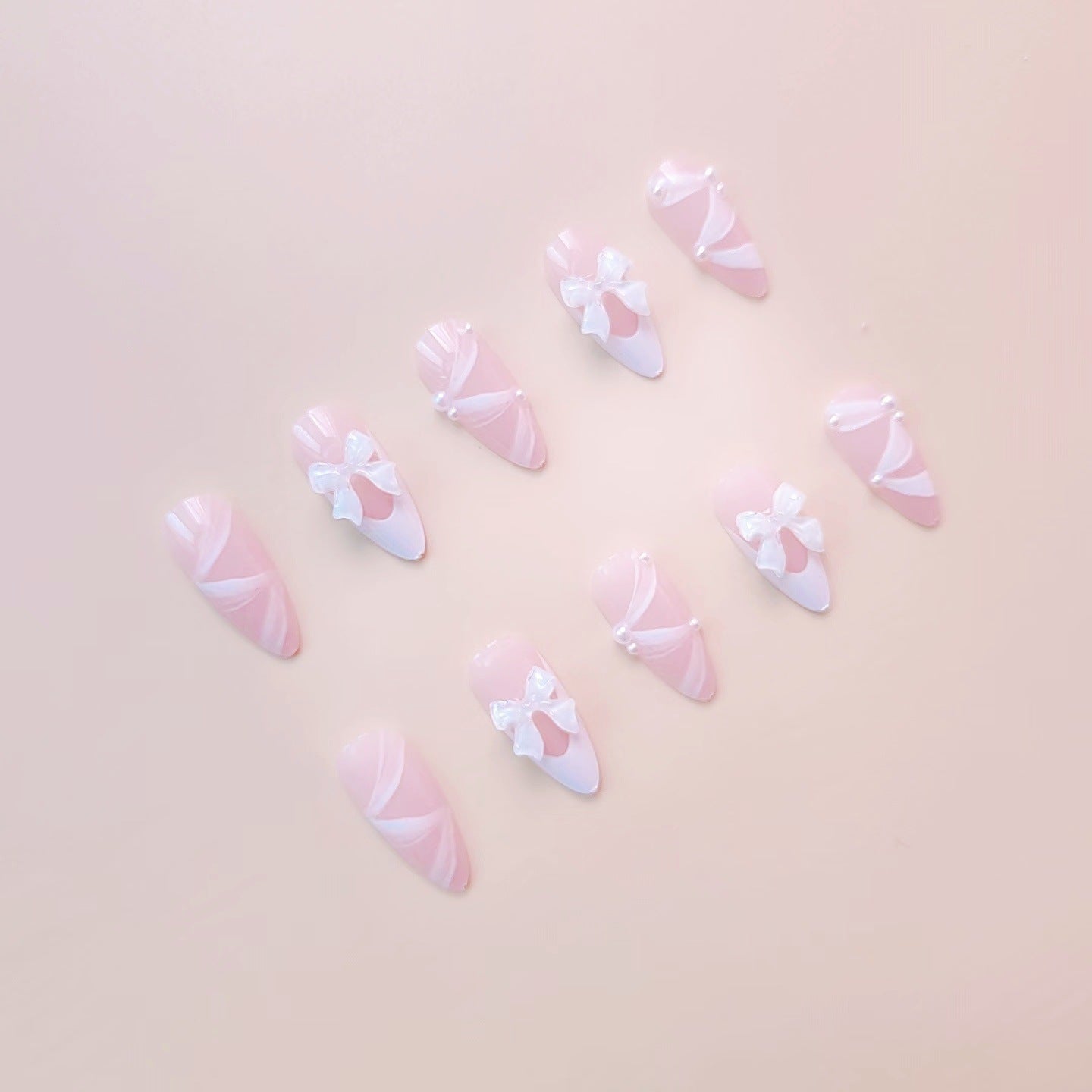 Kunstnagelset mit eleganten 3D-Schleifen und Spitzenverzierungen Brehn