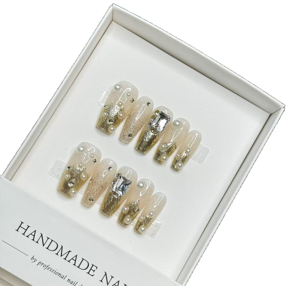 Künstlerisches handgemachtes Press-On-Nagelkunst-Set mit Perlen- und Metallic-Akzenten
