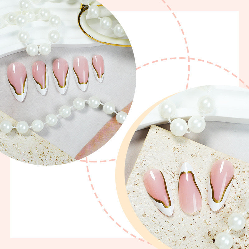 Kunstnagelset mit elegantem französischen Design und goldenen Akzenten Brehn