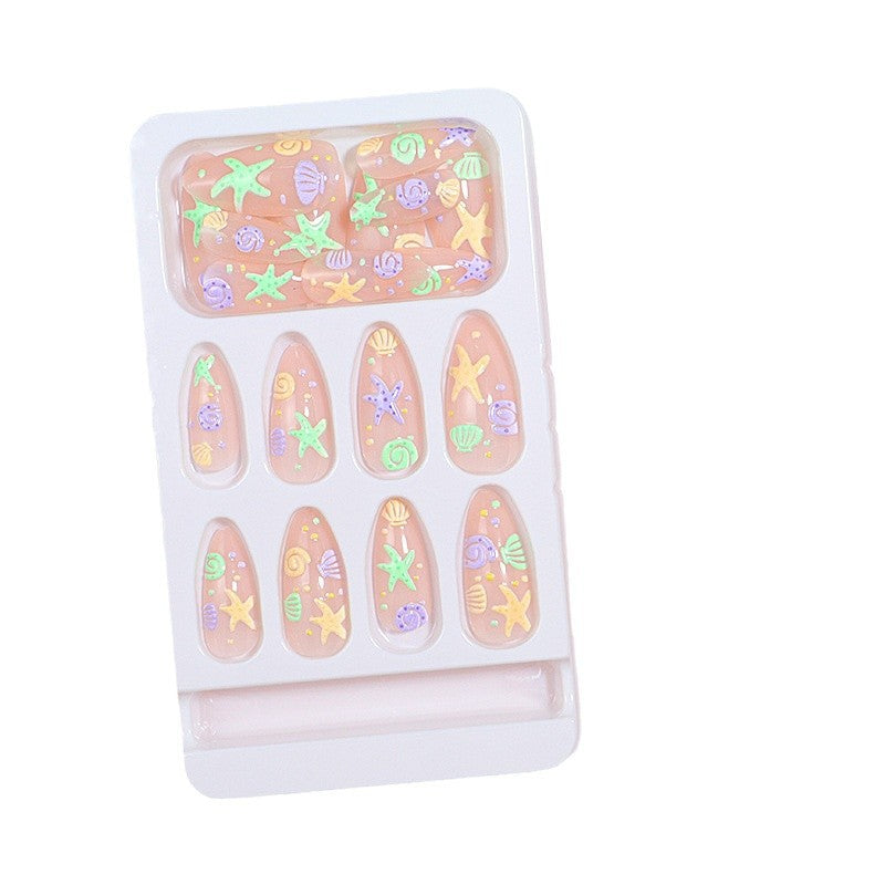 Künstlerisches Press-On-Nail-Design mit vom Ozean inspirierten Akzenten Brehn