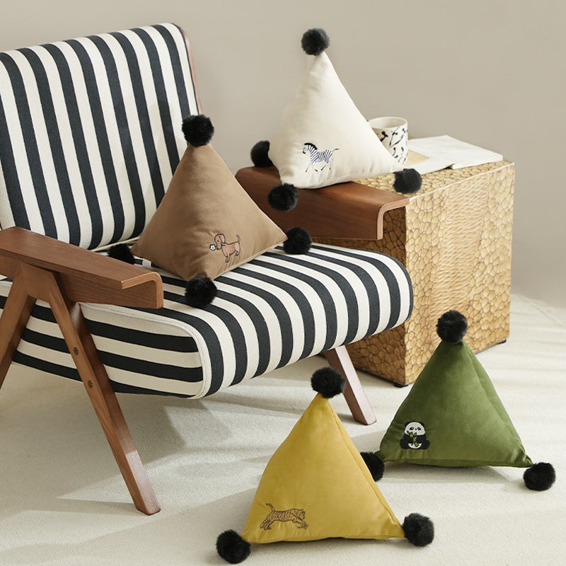 Dreieckiges Dekokissen mit Zebrastickerei, Pompon‑Applikationen und weichem Samtbezug Brehn