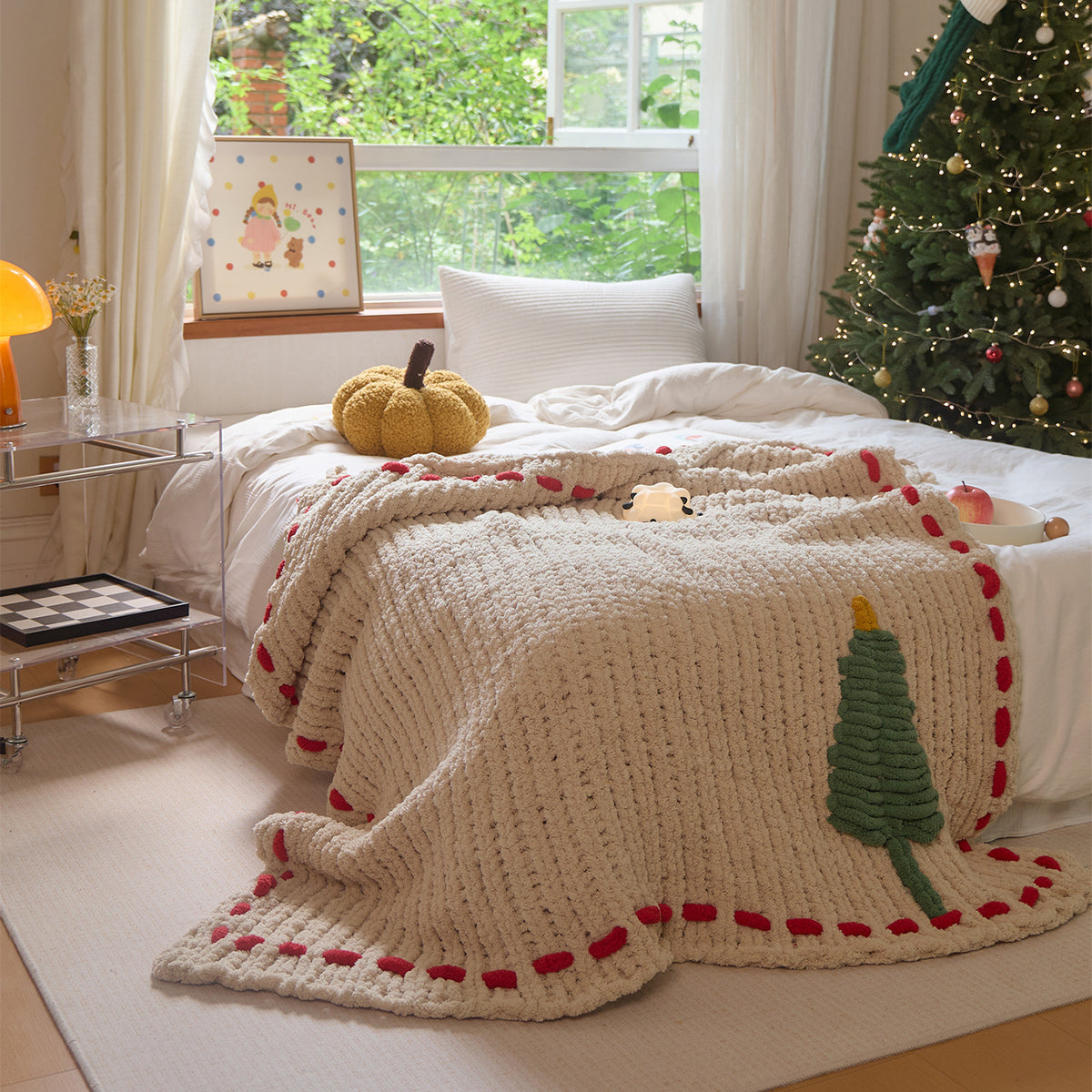 Kuschelige Tagesdecke mit Relief-Teddystruktur, Tannenmotiv und kontrastierter Ziernaht