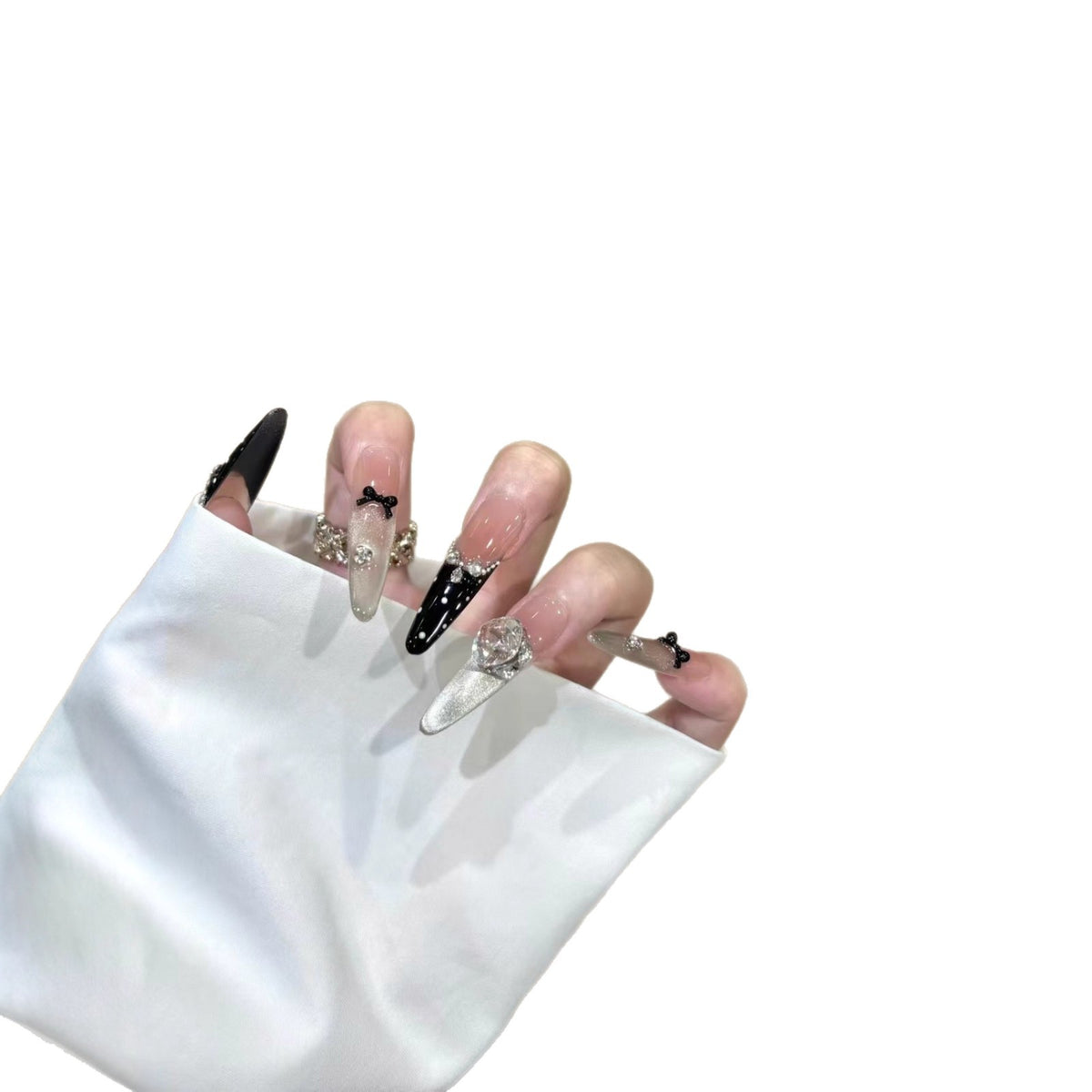 Dekorative Stiletto-Nagelerweiterungen mit Kristallakzenten