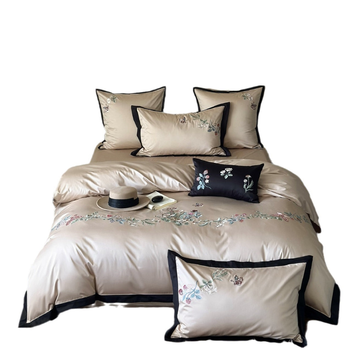 Luxuriöses besticktes Satin-Bettwäsche-Set mit Kontrastpaspel und Zierkissen