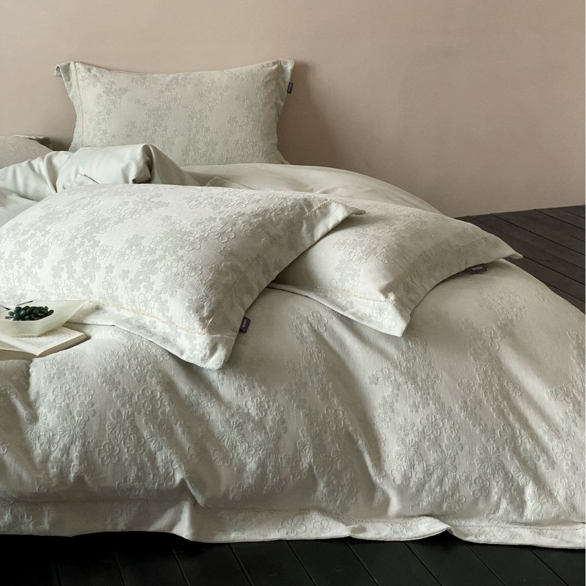 Luxuriöses Bettwäsche-Set aus Baumwoll-Jacquard mit Spitzenbändern